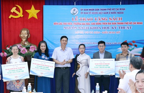Tiến sĩ Võ Tá Hân tặng sách trị giá hơn 33 tỉ đồng cho các thư viện, trường đại học - Ảnh 1. Tiến sĩ Võ Tá Hân tặng sách trị giá hơn 33 tỉ đồng cho các thư viện, trường đại học - Ảnh 1.