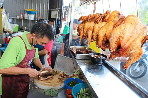 Giá cơm gà rẻ như biếu không, ông chủ nói: Bán cho vui ấy mà! - Ảnh 2. Giá cơm gà rẻ như biếu không, ông chủ nói: Bán cho vui ấy mà! - Ảnh 2.