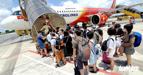 Tăng chuyến bay, chờ giá vé giảm - Ảnh 1. Nhiều người kỳ vọng giá vé máy bay dịp hè hạ nhiệt - Ảnh: C.TRUNG