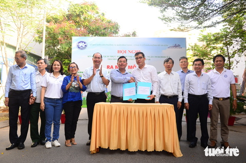 Biến đường sắt thành đường hoa dài nhất Việt Nam - Ảnh 2. Biến đường sắt thành đường hoa dài nhất Việt Nam - Ảnh 2.