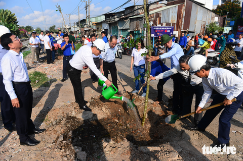 Biến đường sắt thành đường hoa dài nhất Việt Nam - Ảnh 3. Biến đường sắt thành đường hoa dài nhất Việt Nam - Ảnh 3.