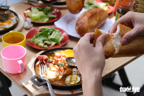 Những con đường san sát bánh mì ở Sài Gòn - Ảnh 9. Những con đường san sát bánh mì ở Sài Gòn - Ảnh 9.
