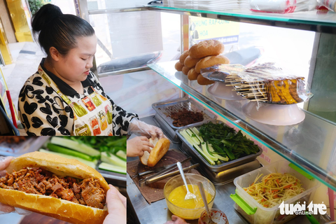 Những con đường san sát bánh mì ở Sài Gòn - Ảnh 4. Những con đường san sát bánh mì ở Sài Gòn - Ảnh 4.