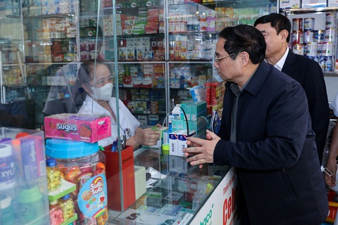 Kiểm tra đột xuất bệnh viện, Thủ tướng nói không để người dân có tiền không mua được thuốc - Ảnh 1. Kiểm tra đột xuất bệnh viện, Thủ tướng nói không để người dân có tiền không mua được thuốc - Ảnh 1.
