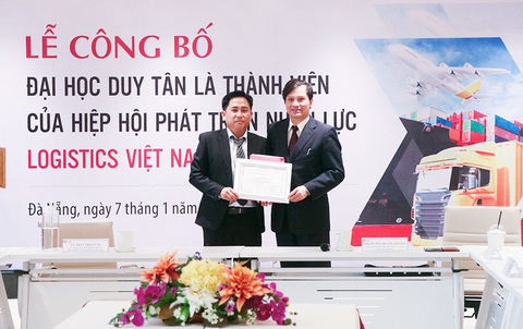 Logistics và Quản lý chuỗi cung ứng 'nóng' lên theo xu thế phát triển của kinh doanh online - Ảnh 3. Tổng thư ký Hiệp hội VALOMA Dương Quang Khánh (bên phải) trao quyết định công nhận ĐH Duy Tân trở thành thành viên của hiệp hội