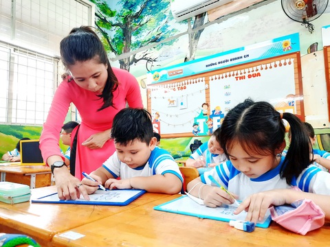 Nói giáo viên dạy giỏi thực chất là diễn giỏi là nhìn nhận phiến diện - Ảnh 1. Nói giáo viên dạy giỏi thực chất là diễn giỏi là nhìn nhận phiến diện - Ảnh 1.