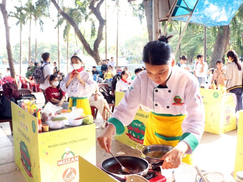 Hàng trăm học sinh TP.HCM tranh tài ‘vua đầu bếp’ - Ảnh 1. Hàng trăm học sinh TP.HCM tranh tài ‘vua đầu bếp’ - Ảnh 1.