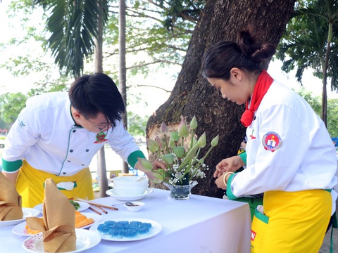 Hàng trăm học sinh TP.HCM tranh tài ‘vua đầu bếp’ - Ảnh 3. Hàng trăm học sinh TP.HCM tranh tài ‘vua đầu bếp’ - Ảnh 3.