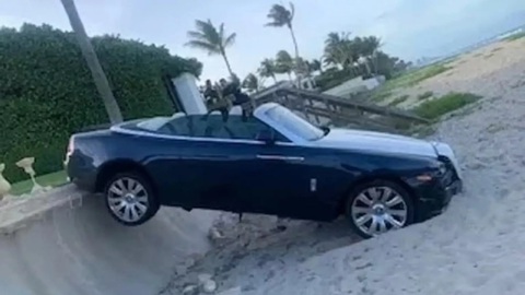 Rolls-Royce cắm đầu xuống đất, tài xế 66 tuổi nói không nhớ gì - Ảnh 1. Rolls-Royce cắm đầu xuống đất, tài xế 66 tuổi nói không nhớ gì - Ảnh 1.