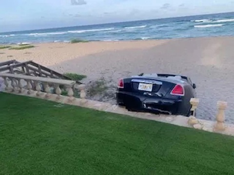 Rolls-Royce cắm đầu xuống đất, tài xế 66 tuổi nói không nhớ gì - Ảnh 2. Rolls-Royce cắm đầu xuống đất, tài xế 66 tuổi nói không nhớ gì - Ảnh 2.