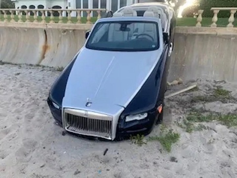 Rolls-Royce cắm đầu xuống đất, tài xế 66 tuổi nói không nhớ gì - Ảnh 3. Rolls-Royce cắm đầu xuống đất, tài xế 66 tuổi nói không nhớ gì - Ảnh 3.