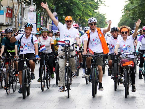 Đạp xe kỷ niệm 50 năm quan hệ ngoại giao Việt Nam và Hà Lan - Ảnh 1. Đạp xe kỷ niệm 50 năm quan hệ ngoại giao Việt Nam và Hà Lan - Ảnh 1.