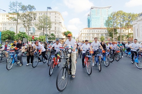 Đạp xe kỷ niệm 50 năm quan hệ ngoại giao Việt Nam và Hà Lan - Ảnh 3. Đạp xe kỷ niệm 50 năm quan hệ ngoại giao Việt Nam và Hà Lan - Ảnh 3.