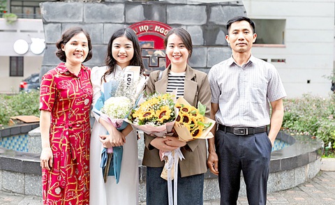 Học trò trường huyện thành thủ khoa trường ngoại thương - Ảnh 1. Trần Thị Thu Hiền (thứ hai từ trái sang) cùng gia đình trong ngày tốt nghiệp - Ảnh: NVCC