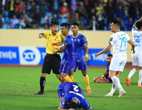 Ban trọng tài VFF: Ông Trương Hồng Vũ đúng khi cho Nam Định hưởng phạt đền - Ảnh 1. Ban trọng tài VFF: Ông Trương Hồng Vũ đúng khi cho Nam Định hưởng phạt đền - Ảnh 1.
