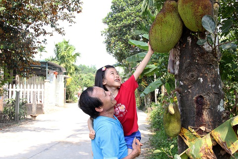 Gặp lại bé Kỳ Tích - Ảnh 2. Ông ngoại và Kỳ Tích vui vẻ bên nhau
