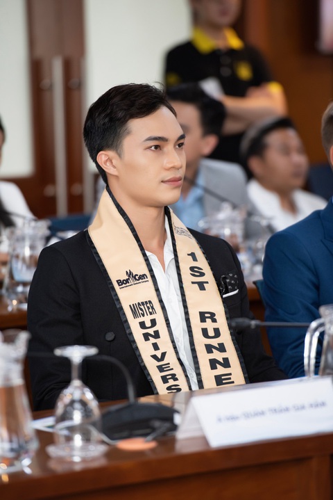 Bác sĩ 9X Hoàng Sơn trúng đại sứ nhờ thuyết trình ấn tượng từ Mister Universe Tourism - Ảnh 1. Bác sĩ 9X Hoàng Sơn trúng đại sứ nhờ thuyết trình ấn tượng từ Mister Universe Tourism - Ảnh 1.