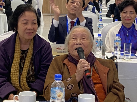 Bà Doãn Ngọc Trâm chia sẻ tâm nguyện tốt đẹp với tủ sách Đặng Thùy Trâm - Ảnh: T.ĐIỂU Bà Doãn Ngọc Trâm chia sẻ tâm nguyện tốt đẹp với tủ sách Đặng Thùy Trâm - Ảnh: T.ĐIỂU