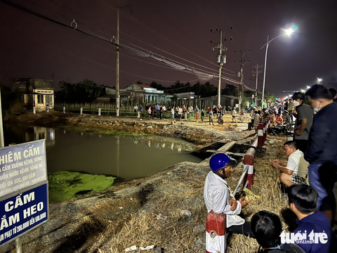 Phát hiện thi thể nam giới dưới kênh, trên bờ còn chiếc xe máy - Ảnh 1. Phát hiện thi thể nam giới dưới kênh, trên bờ còn chiếc xe máy - Ảnh 1.