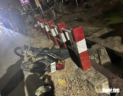 Phát hiện thi thể nam giới dưới kênh, trên bờ còn chiếc xe máy - Ảnh 2. Phát hiện thi thể nam giới dưới kênh, trên bờ còn chiếc xe máy - Ảnh 2.