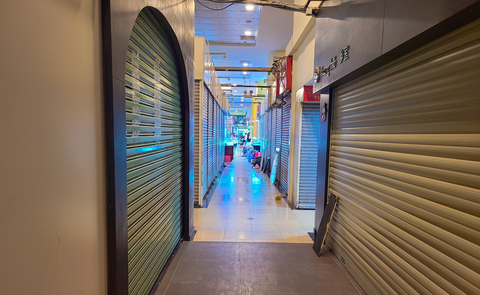Buôn bán ế ẩm, nhiều tiểu thương tại An Đông Plaza đang chọn đóng sạp hoặc sang sạp - Ảnh: N.XUÂN Buôn bán ế ẩm, nhiều tiểu thương tại An Đông Plaza đang chọn đóng sạp hoặc sang sạp - Ảnh: N.XUÂN