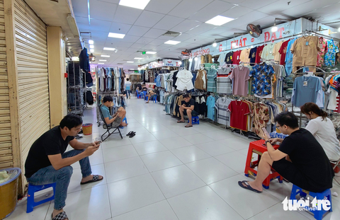 Không còn tràn ngập không khí khẩn trương đóng hàng như những năm trước dịch, tiểu thương chợ An Đông ngồi lướt điện thoại cả dãy - Ảnh: NHẬT XUÂN Không còn tràn ngập không khí khẩn trương đóng hàng như những năm trước dịch, tiểu thương chợ An Đông ngồi lướt điện thoại cả dãy - Ảnh: NHẬT XUÂN