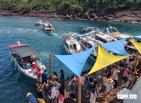 Dịp lễ 30-4: Khách đặt tour ca nô tham quan các đảo Phú Quốc chỉ 60% so với năm trước - Ảnh 1. Dịp lễ 30-4: Khách đặt tour ca nô tham quan các đảo Phú Quốc chỉ 60% so với năm trước - Ảnh 1.