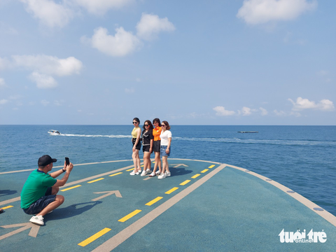 Dịp lễ 30-4: Khách đặt tour ca nô tham quan các đảo Phú Quốc chỉ 60% so với năm trước - Ảnh 2. Dịp lễ 30-4: Khách đặt tour ca nô tham quan các đảo Phú Quốc chỉ 60% so với năm trước - Ảnh 2.