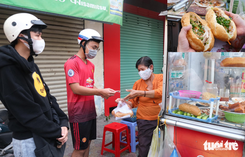 Những con đường san sát bánh mì ở Sài Gòn - Ảnh 5. Cô Nga bán bánh mì truyền thống đã 32 năm trước hẻm 226 Nguyễn Văn Lượng, quận Gò Vấp