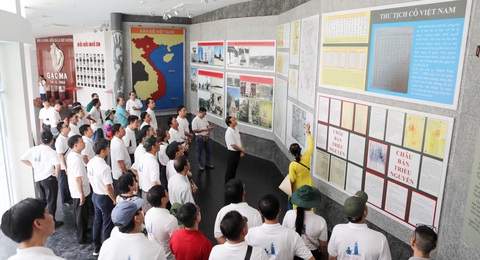Tặng sách về phòng chống tham nhũng của Tổng bí thư Nguyễn Phú Trọng cho Vùng 4 hải quân - Ảnh 4. Tặng sách về phòng chống tham nhũng của Tổng bí thư Nguyễn Phú Trọng cho Vùng 4 hải quân - Ảnh 4.