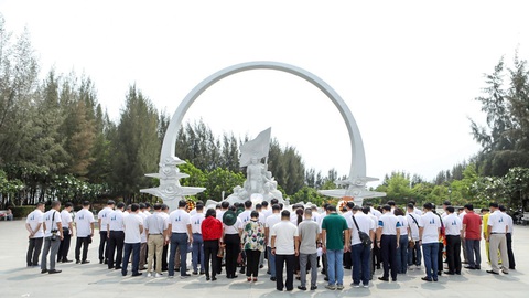 Tặng sách về phòng chống tham nhũng của Tổng bí thư Nguyễn Phú Trọng cho Vùng 4 hải quân - Ảnh 3. Tặng sách về phòng chống tham nhũng của Tổng bí thư Nguyễn Phú Trọng cho Vùng 4 hải quân - Ảnh 3.