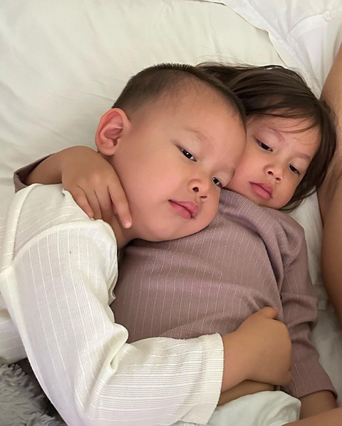Ảnh vui sao Việt 9-4: Lọ Lem nhà Quyền Linh 'đốn tim' với vẻ đẹp trong veo - Ảnh 5. Khoảnh khắc đáng yêu của hai con song sinh Leon và Lisa nhà Hồ Ngọc Hà – Kim Lý. "Rồi ai bảo vệ ai đây", Hà Hồ bình luận vui về bức ảnh.