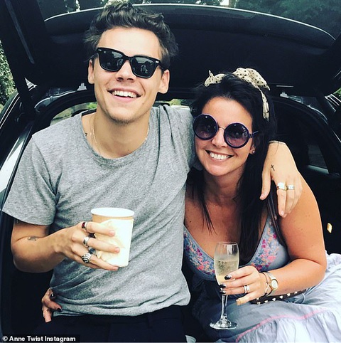 Harry Styles bị mẹ vạch trần ‘nết’ ăn uống khi ở nhà - Ảnh 3. Harry Styles bị mẹ vạch trần ‘nết’ ăn uống khi ở nhà - Ảnh 3.