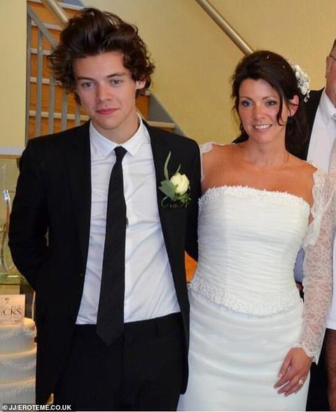 Harry Styles bị mẹ vạch trần ‘nết’ ăn uống khi ở nhà - Ảnh 6. Harry Styles bị mẹ vạch trần ‘nết’ ăn uống khi ở nhà - Ảnh 6.