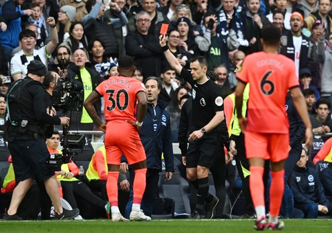 Tình huống khiến cả hai HLV Tottenham và Brighton cùng bị đuổi - Ảnh 1. Tình huống khiến cả hai HLV Tottenham và Brighton cùng bị đuổi - Ảnh 1.
