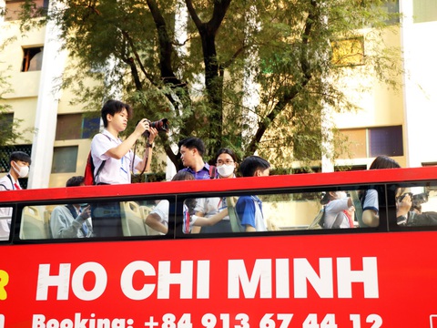 Học sinh thi chụp ảnh trên xe buýt 2 tầng - Ảnh 1. Học sinh thi chụp ảnh trên xe buýt 2 tầng - Ảnh 1.
