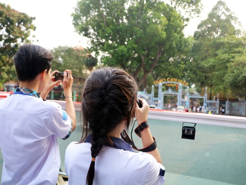 Học sinh thi chụp ảnh trên xe buýt 2 tầng - Ảnh 8. Học sinh thi chụp ảnh trên xe buýt 2 tầng - Ảnh 8.