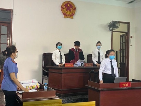 Vụ mua nhà 58 tỉ bán lại 28 tỉ ở Tân Bình: Nguyên đơn yêu cầu đổi thẩm phán - Ảnh 1. Thẩm phán (giữa) thay mặt hội đồng xét xử tuyên tạm hoãn phiên tòa ngày 18-1-2023 - Ảnh: N.TRIỀU
