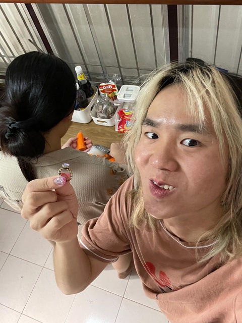 Thanh niên chụp ảnh nhẫn cưới cùng bạn gái nhận cái kết đắng lòng - Ảnh 2. Thanh niên chụp ảnh nhẫn cưới cùng bạn gái nhận cái kết đắng lòng - Ảnh 2.