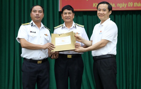 Tặng sách về phòng chống tham nhũng của Tổng bí thư Nguyễn Phú Trọng cho Vùng 4 hải quân - Ảnh 1. Tặng sách về phòng chống tham nhũng của Tổng bí thư Nguyễn Phú Trọng cho Vùng 4 hải quân - Ảnh 1.