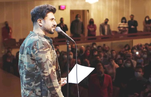 Diễn viên hài Vir Das trong chương trình hài độc thoại Hai nước Ấn - Ảnh: CNN Diễn viên hài Vir Das trong chương trình hài độc thoại Hai nước Ấn - Ảnh: CNN