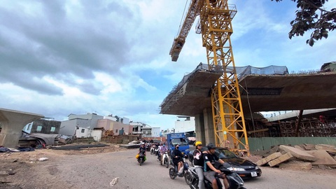 Nút giao thông hơn ngàn tỉ ở Nha Trang thêm được nửa nhánh cầu - Ảnh 3. Nút giao thông hơn ngàn tỉ ở Nha Trang thêm được nửa nhánh cầu - Ảnh 3.