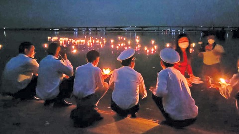 Hòa bình trong tay tôi - Ảnh 1. Thảo và đồng đội tưởng niệm các liệt sĩ Gạc Ma
