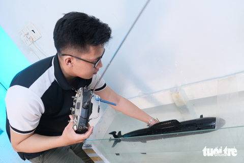 Chàng sinh viên mê chế tạo tàu ngầm mini - Ảnh 4. Chàng sinh viên mê chế tạo tàu ngầm mini - Ảnh 4.