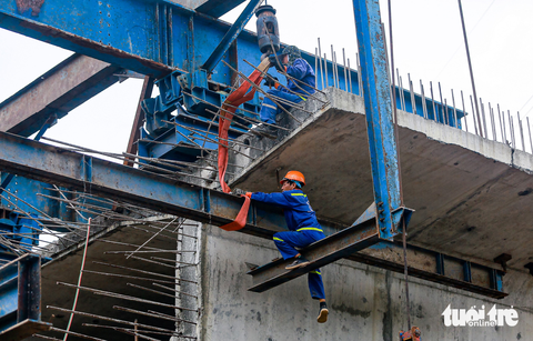 Làm xuyên lễ trên nhiều công trình giao thông ở TP.HCM - Ảnh 3. Làm xuyên lễ trên nhiều công trình giao thông ở TP.HCM - Ảnh 3.