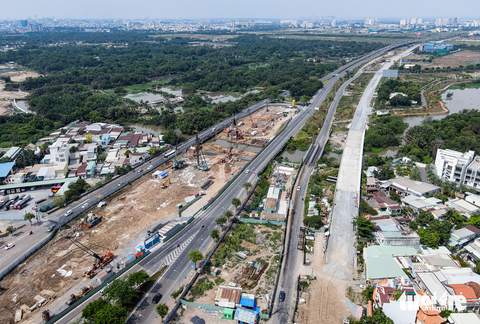 Làm xuyên lễ trên nhiều công trình giao thông ở TP.HCM - Ảnh 7. Làm xuyên lễ trên nhiều công trình giao thông ở TP.HCM - Ảnh 7.