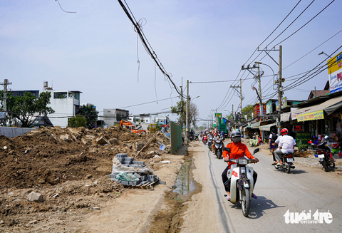 Làm xuyên lễ trên nhiều công trình giao thông ở TP.HCM - Ảnh 10. Làm xuyên lễ trên nhiều công trình giao thông ở TP.HCM - Ảnh 10.