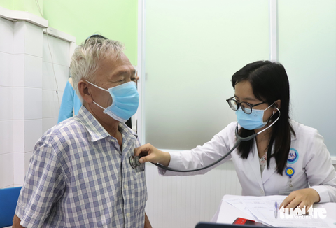 Lo mắc COVID-19, người dân TP.HCM đi tiêm vắc xin trong lễ - Ảnh 4. Lo mắc COVID-19, người dân TP.HCM đi tiêm vắc xin trong lễ - Ảnh 4.
