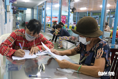 Lo mắc COVID-19, người dân TP.HCM đi tiêm vắc xin trong lễ - Ảnh 5. Lo mắc COVID-19, người dân TP.HCM đi tiêm vắc xin trong lễ - Ảnh 5.