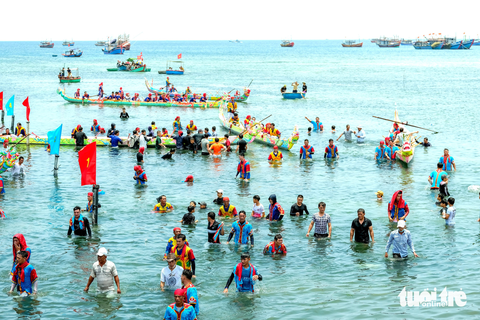 Du khách thích thú với màn đua thuyền Tứ Linh, ngắm đá ngầm Lý Sơn - Ảnh 7. Du khách thích thú với màn đua thuyền Tứ Linh, ngắm đá ngầm Lý Sơn - Ảnh 7.